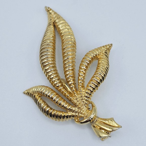 Vintage Brooch Gold Tone Ribbed Leaf Statement Estate Jewelry Pin - Picture 2 of 10